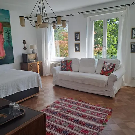 Spacious In Tempelhof Park Area Homestay