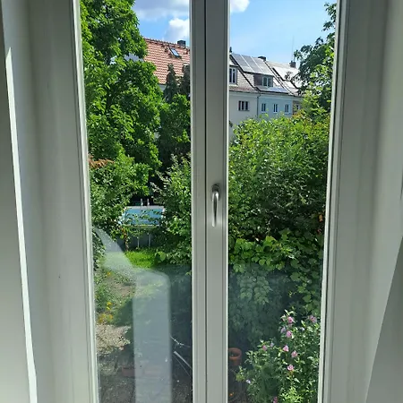 Spacious In Tempelhof Park Area ברלין