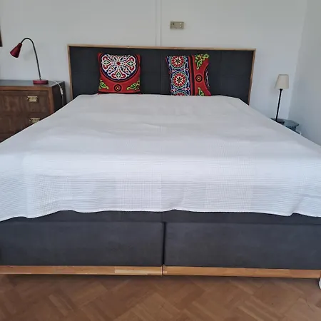 Δωμάτια σε οικογενειακή κατοικία Spacious In Tempelhof Park Area